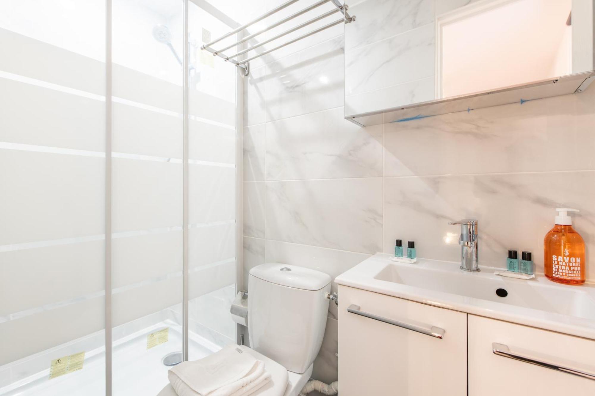 Spacious And Bright 2-Bedroom Large Apartment Very Close To Paris - Near Metro Булон Биянкур Екстериор снимка